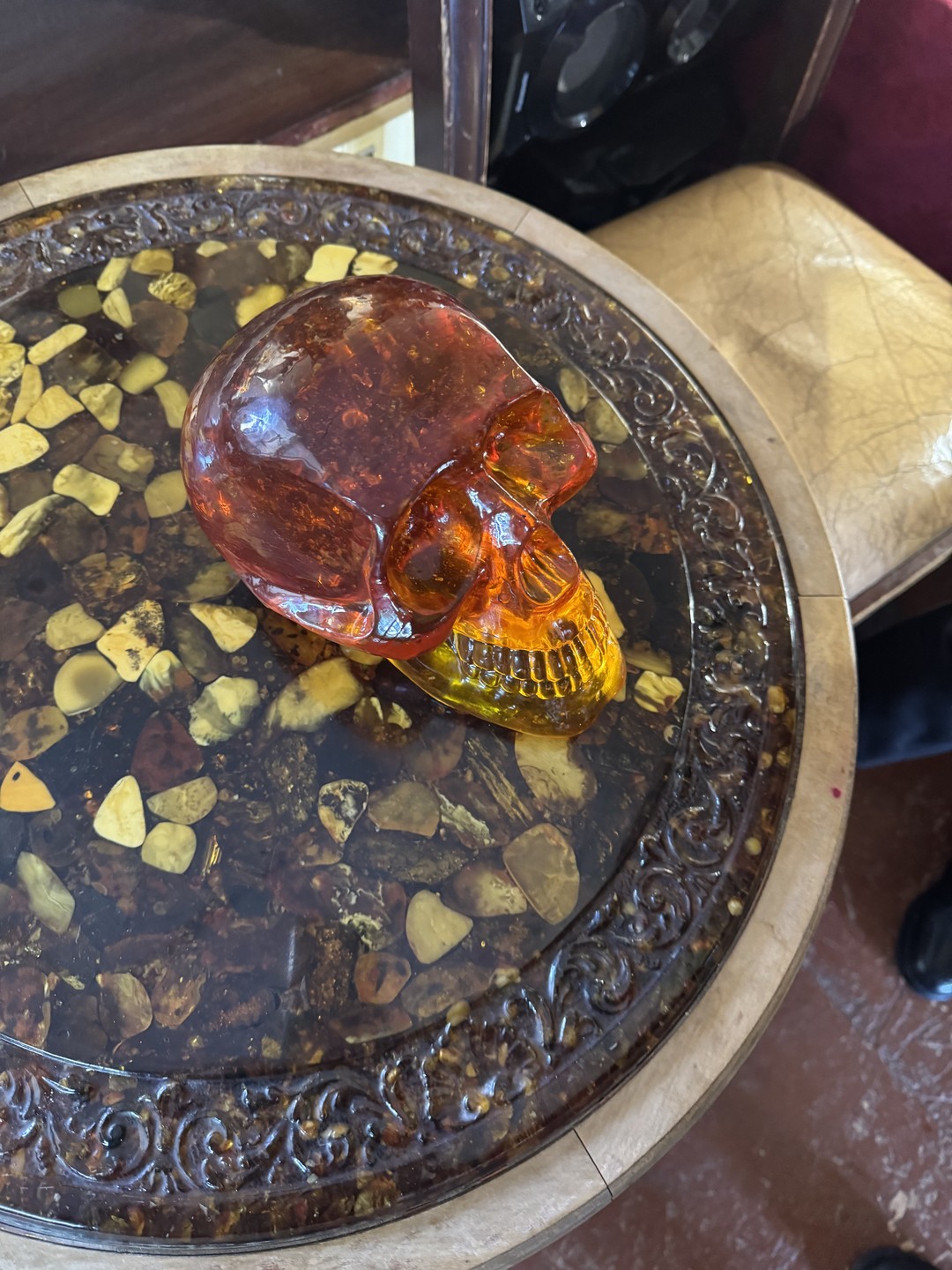 Это погружение в неизвестные факты истории этого края,познавательная информация о самом янтаре, производстве изделий и лечебных