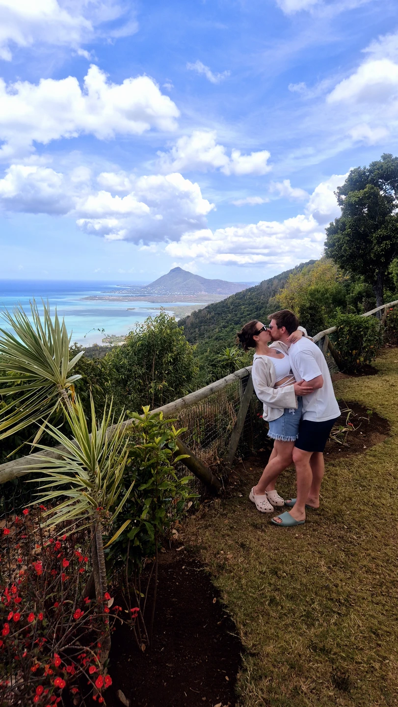 Если бы можно было поставить больше 5 звёзд, однозначно поставили бы! Потрясающая экскурсия, в которой мы