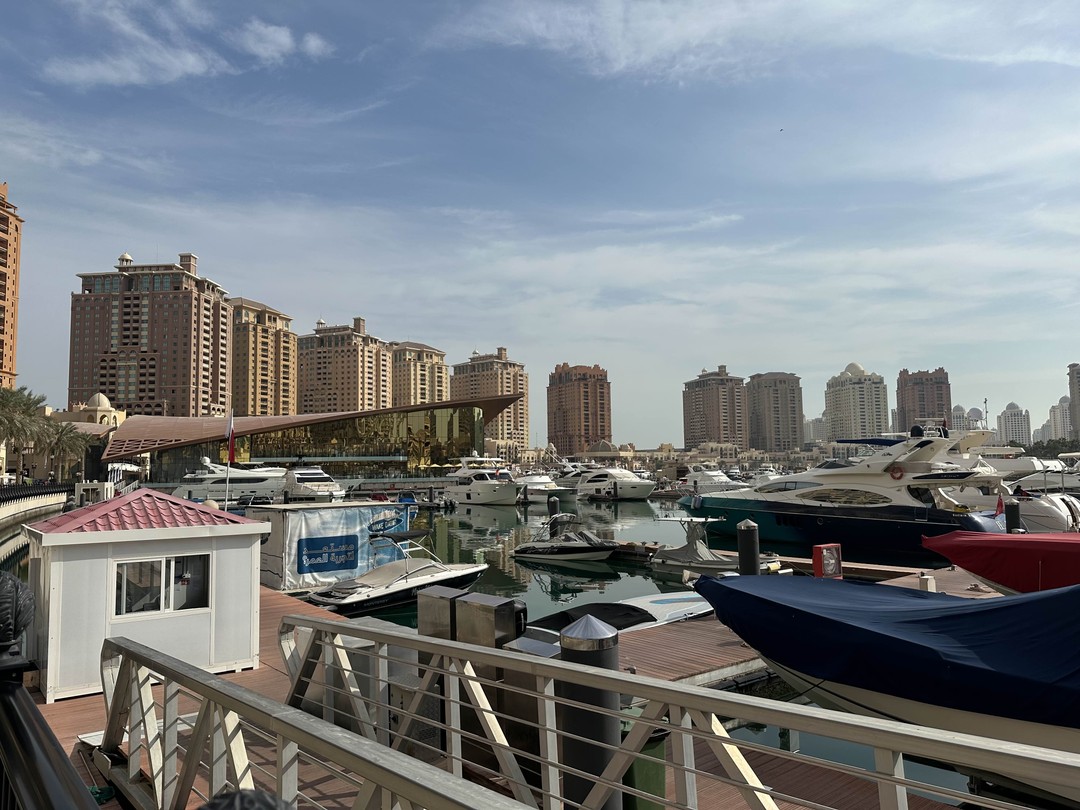 Нурбек, красавчик, встретил в аэропорту, показал Доху, рассказал очень содержательно об истории Катара, традициях, особенностях культуры