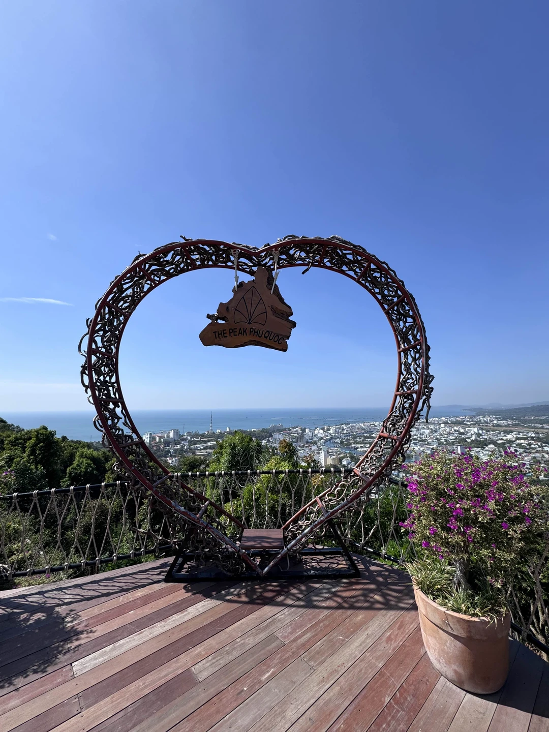 Недавно посчастливилось побывать на обзорной экскурсии по острову Фукуок с гидом Артуром — и это было поистине незабываемое путешествие!