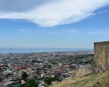 Дербент, музейный комплекс "Девичьи бани", экраноплан "Лунь"