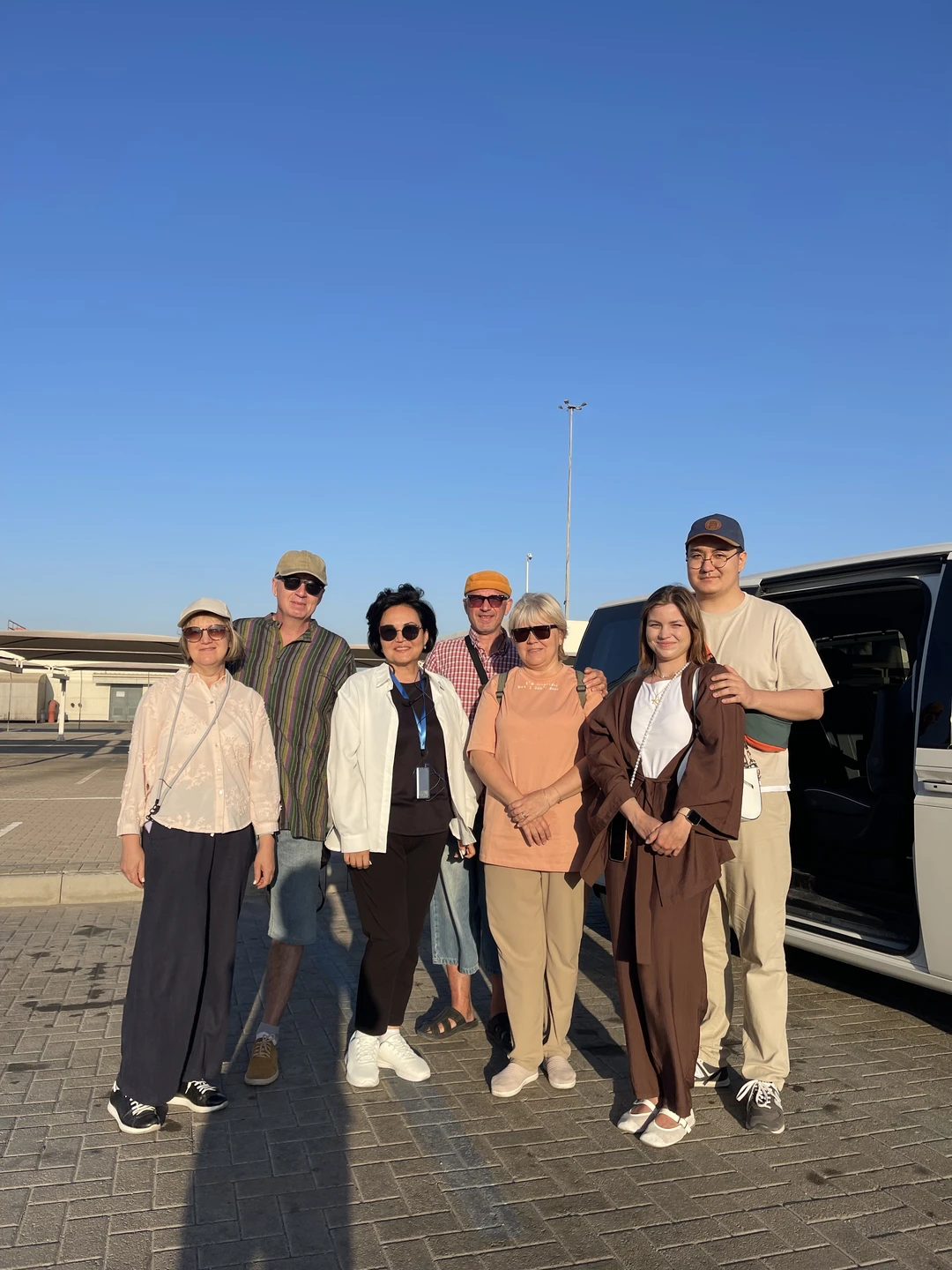 Спасибо Гульжан за чудесную экскурсию на микроавтобусе! Много интересного узнали и увидели в Манаме, нас завезли