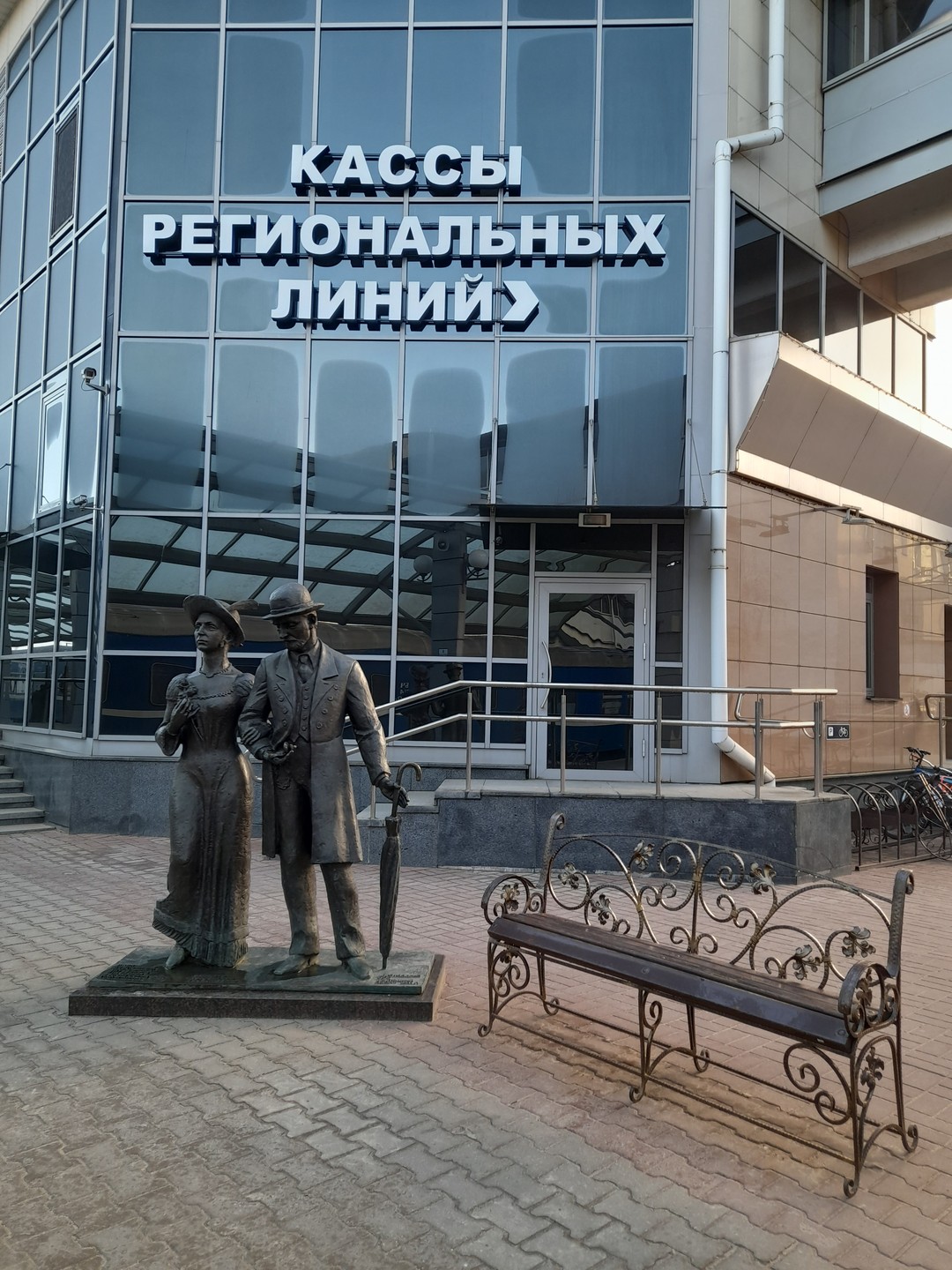 Для нас с мужем проводила экскурсию замечательный профессиональный гид Лариса. Её рассказ и предложенный маршрут оставил
