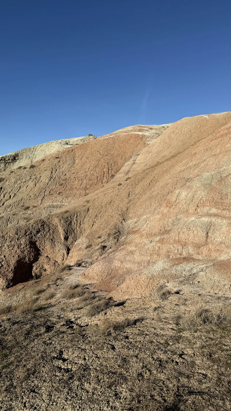 Очень красивая природа, горы. Дорога в одну сторону занимает 3-4 часа, но оно того стоит