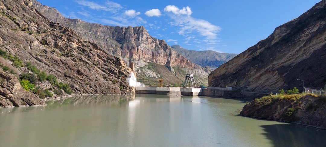 Нашим гидом был Махмуд. Забирал нас на экскурсию из Дербента. Приехал даже чуть раньше. Поездка прошла