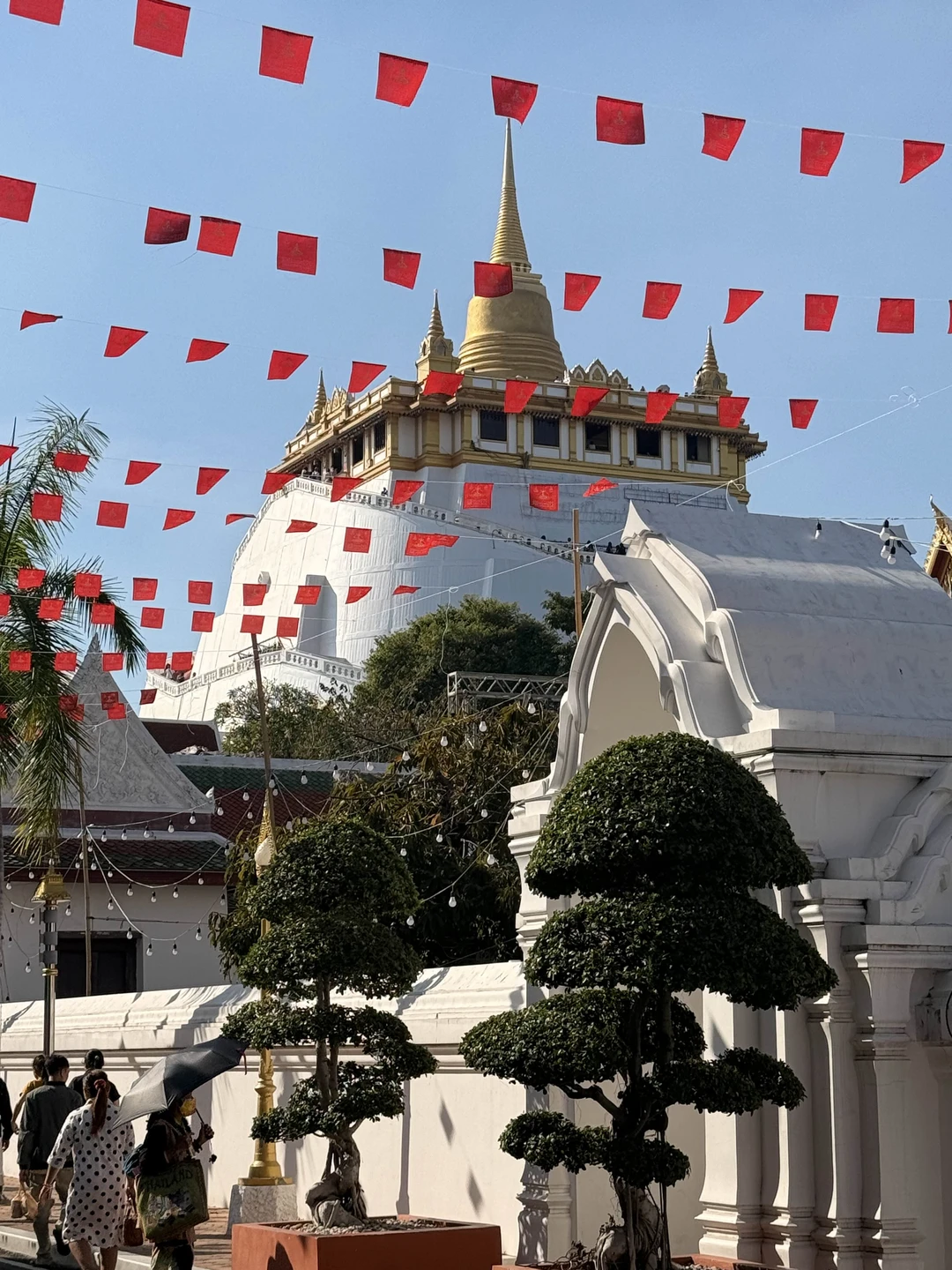 Экскурсовод проводит свою экскурсию по очень интересным маршруту – довольнотаки протяжённый маршрут, маршрут занимает много времени