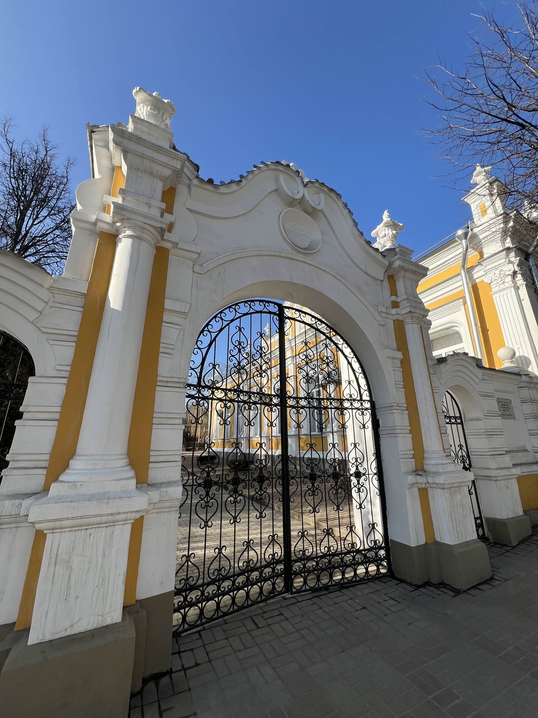 Благодарю, Вадима, за подробный рассказ, погружающий в вековую историю Смоленска! Он великолепный рассказчик, увлеченно и непринужденно
