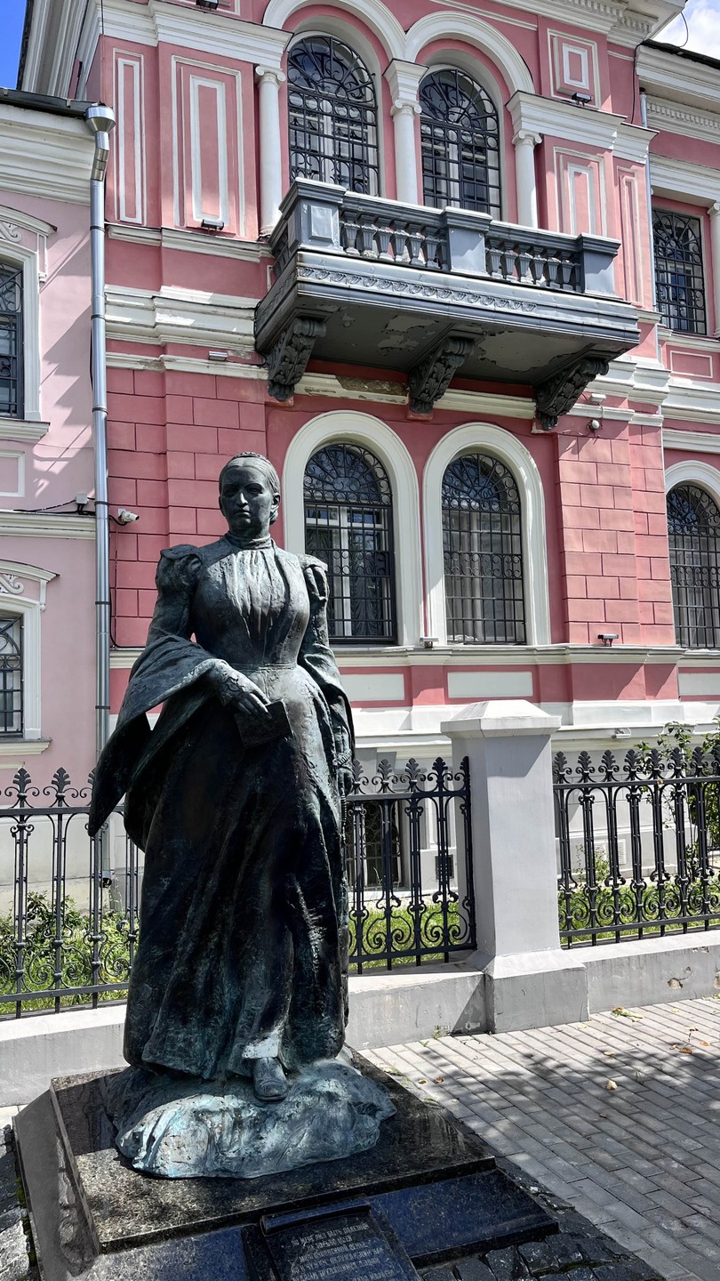 Людмила очень располагающая к себе рассказчица, прогулка по городу прошла легко и незаметно!