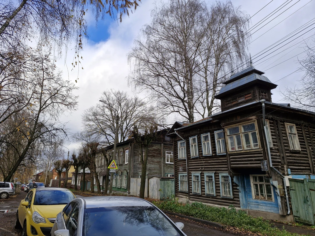 Чудесная экскурсия для любителей деревянного зодчества, да и в целом старинной архитектуры, истории и душевных прогулок