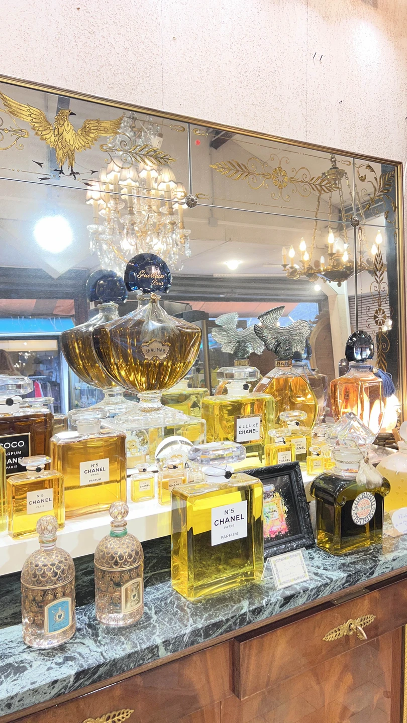 Дарья - искусствовед, прекрасно ориентируется в винтажных и антикварных предметах. Хорошо знает рынок, заводила в интересные