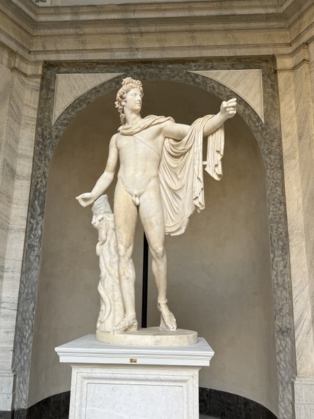 Нэлли настолько легко и доступно расскажет вам о Ватикане, что вы даже не заметите как пролетят