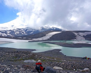 К ледниковому озеру Бирджалы и пику Калицкого на высоту 3380 м