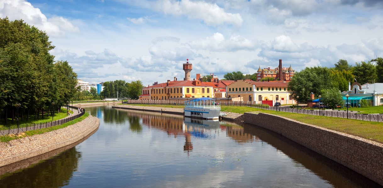 Томпақ қыздардың жақыннан түсірілген суреттері