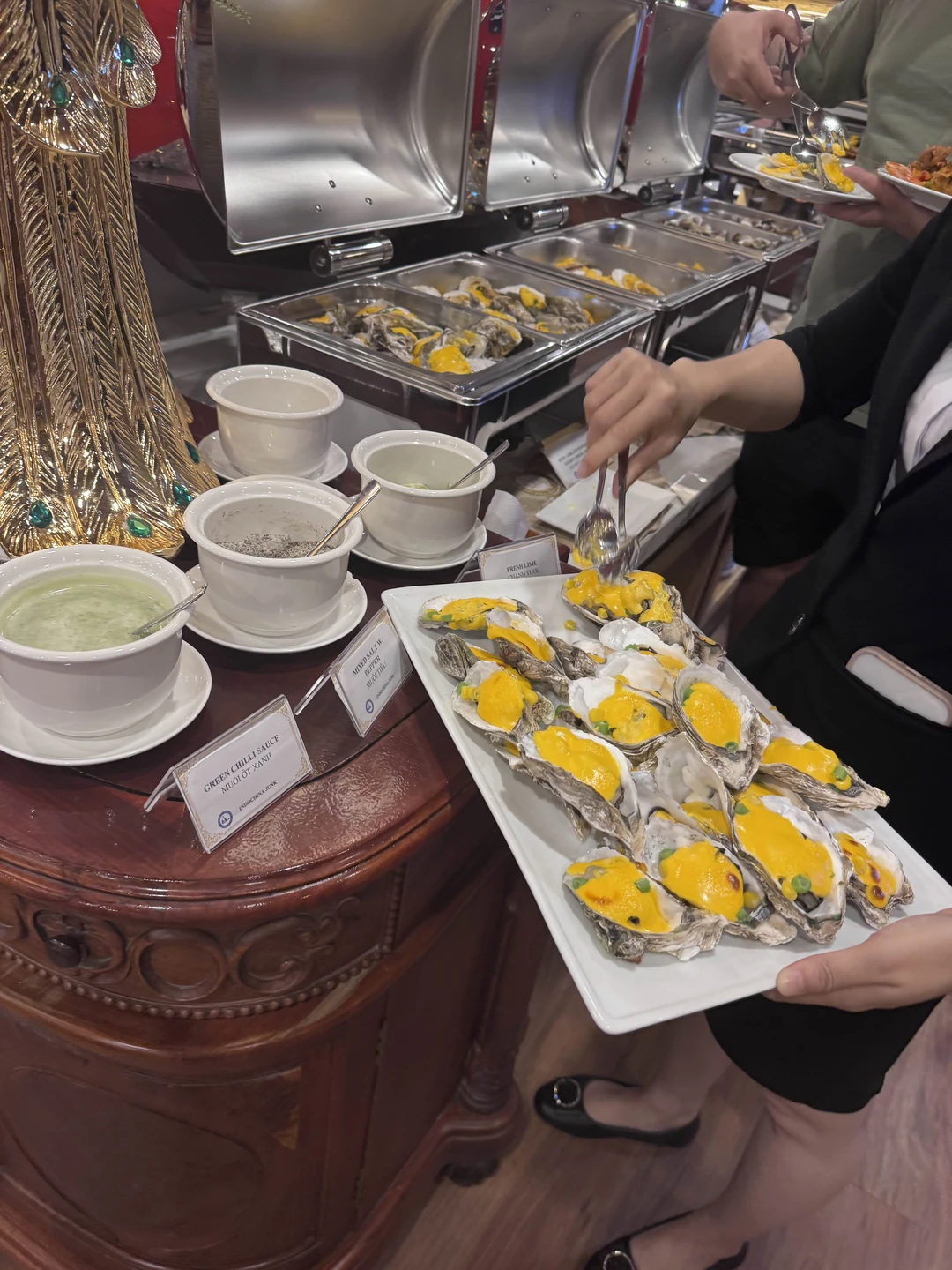 Кухня вкусная, обновляют постоянно, морепродукты, мясо, салаты, фрукты и т. п. вино тоже вкусное (можно принести