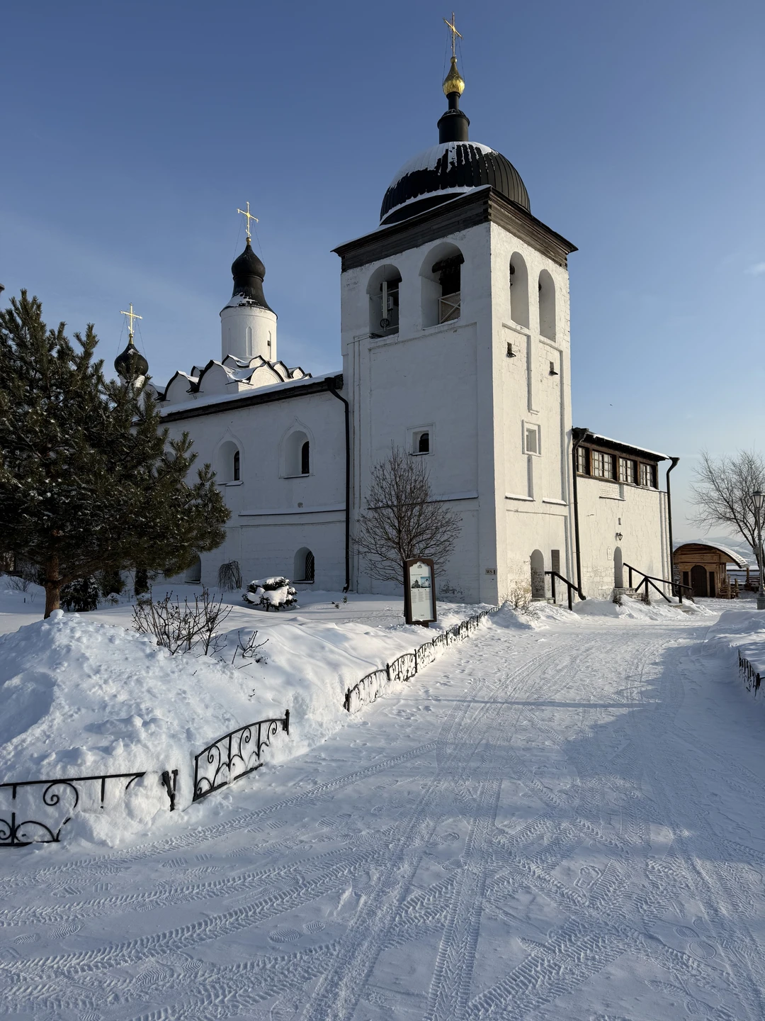 Однозначно твердая пятерка! Экскурсовод Марина, замечательная женщина, улыбчивая, все подробно рассказывала, на каждый вопрос отвечала! Не