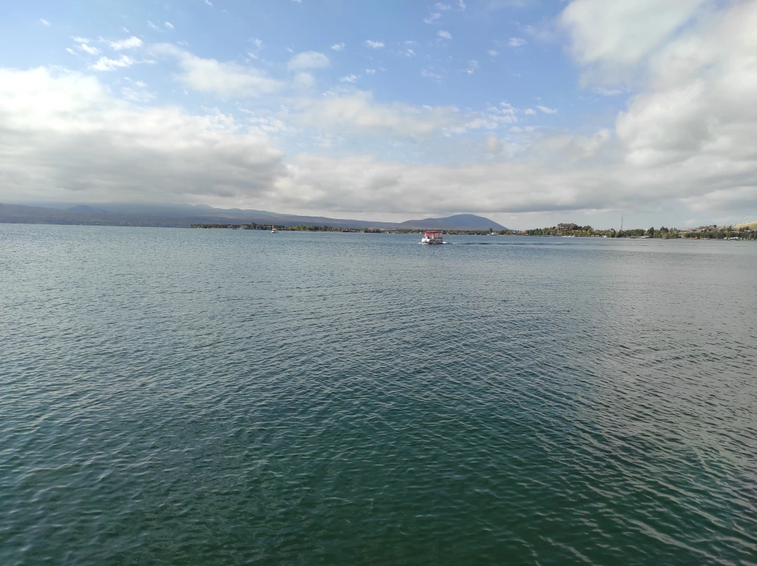 Отличная, насыщенная экскурсия! Севан - великолепен! Старинные монастыри - величественны и впечатляющи!