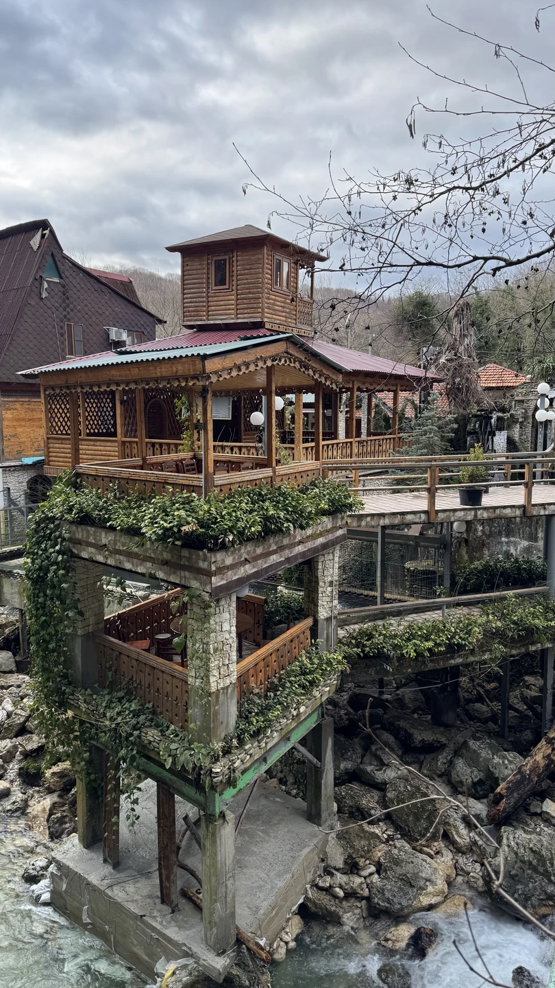 Отличная получилась поездка! Был водитель и гид с микрофоном,все было понятно и доступно! Сначала заехали в