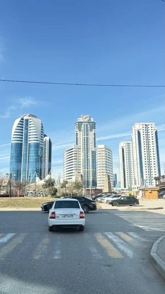 спасибо гиду Абдурахману, рассказал о всех местах Чеченской Республики. повезло с погодой. Грозный встретил солнышком и теплом)