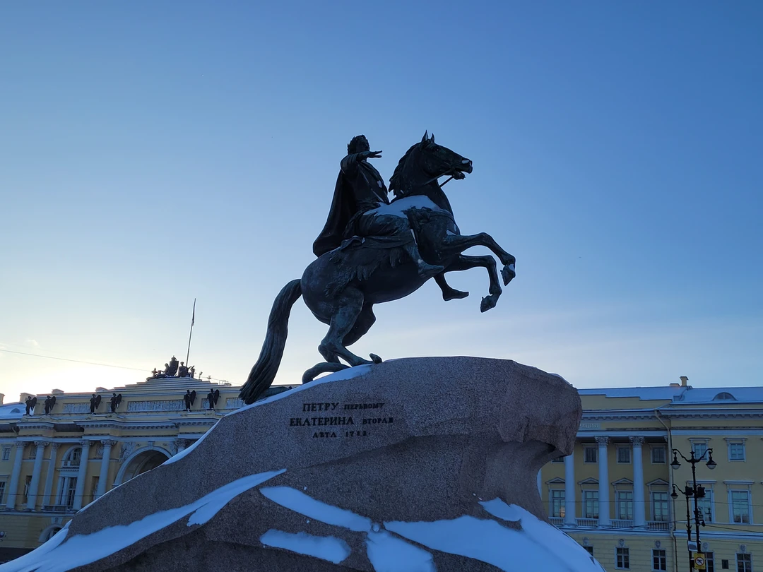 Экскурсия была прекрасна! Солнечный, морозный, новогодний Петербург! Утро 1 января, все ещё спят. Нас это так