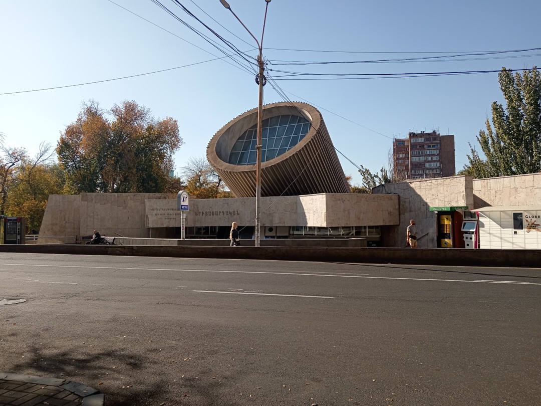 Знающий неравнодушный любящий свой город художник Ваграм показал Ереван от "чёрного" до "розового", мы увидели творения