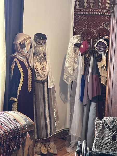 остались очень приятные эмоции. Самое запоминающее было дом-музей Агулеци и частная мастерская художника.