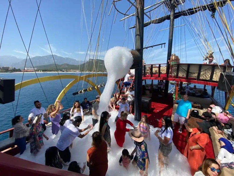 Морская прогулка на пиратском корабле вдоль побережья Кемера