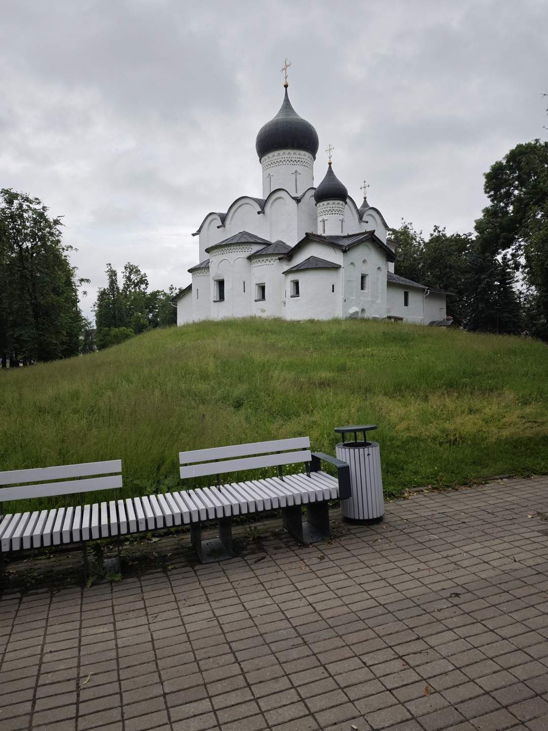 Экскурсия больше пешеходная,пришлось ходить под дождем, уровень подготовки экскурсовода высокий,голос поставлен, всё слышно без специальных устройств