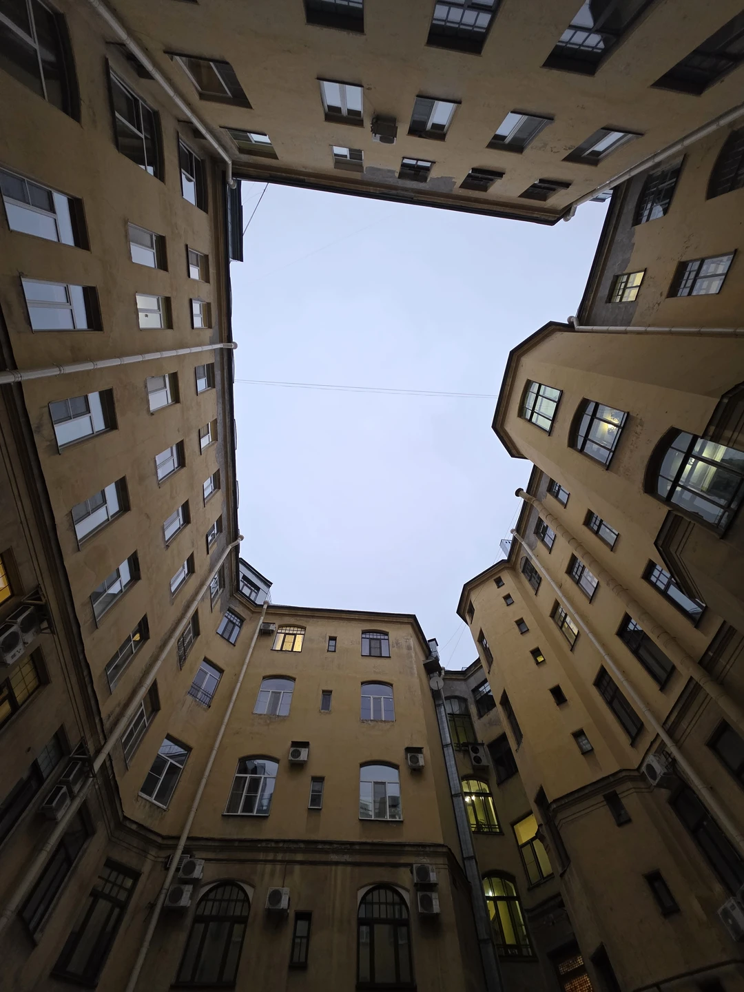 Секреты и лабиринты Петроградской стороны: дворы, парадные, легенды (Сергей)