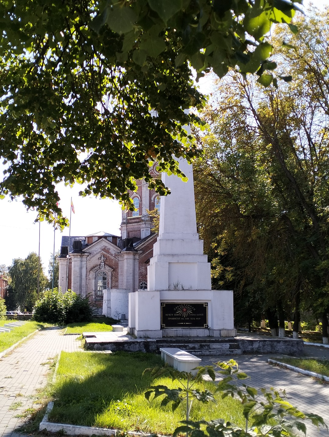Анастасия приятный гид. Она знает историю города, доступно рассказывает, но ей конечно надо набраться опыта. Может