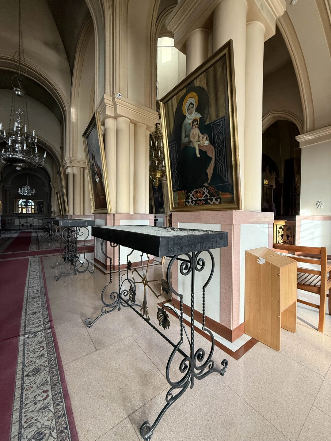 Тимур,просто супер гид,очень интересно было слушать и следовать за ним по маршруту. Внимательный к гостям,красиво рассказывал,все