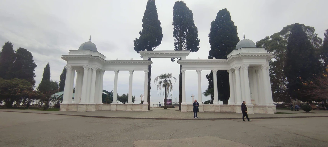 В Сухум ездили 09.12.2023 с гидом-водителем Адгуром. Машина достаточно комфортная. По дороге много рассказал о войне