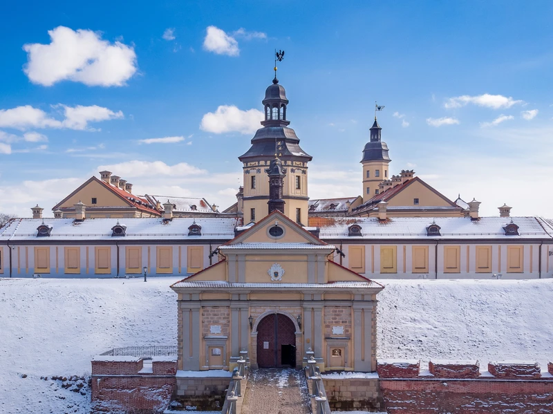 В Средневековье на выходные: тур по замкам Мира и Несвижа из Санкт-Петербурга