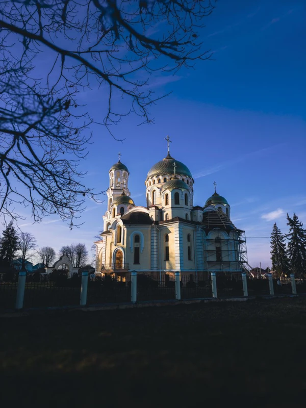 Замок Шато-Эркен, собор Марии Магдалины и кондитерская фабрика