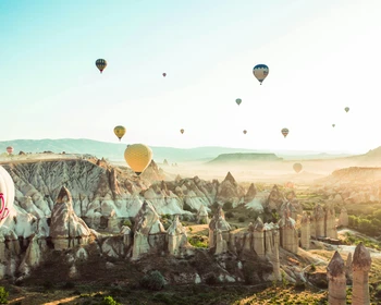 Переезд в Каппадокию, подземный город, долины Голубей и Воображения, Учхисар