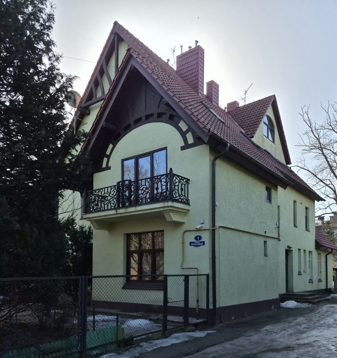 Экскурсия с Инной очень понравилась. Она великолепный рассказчик, отлично знающий историю места и не только. Ответила