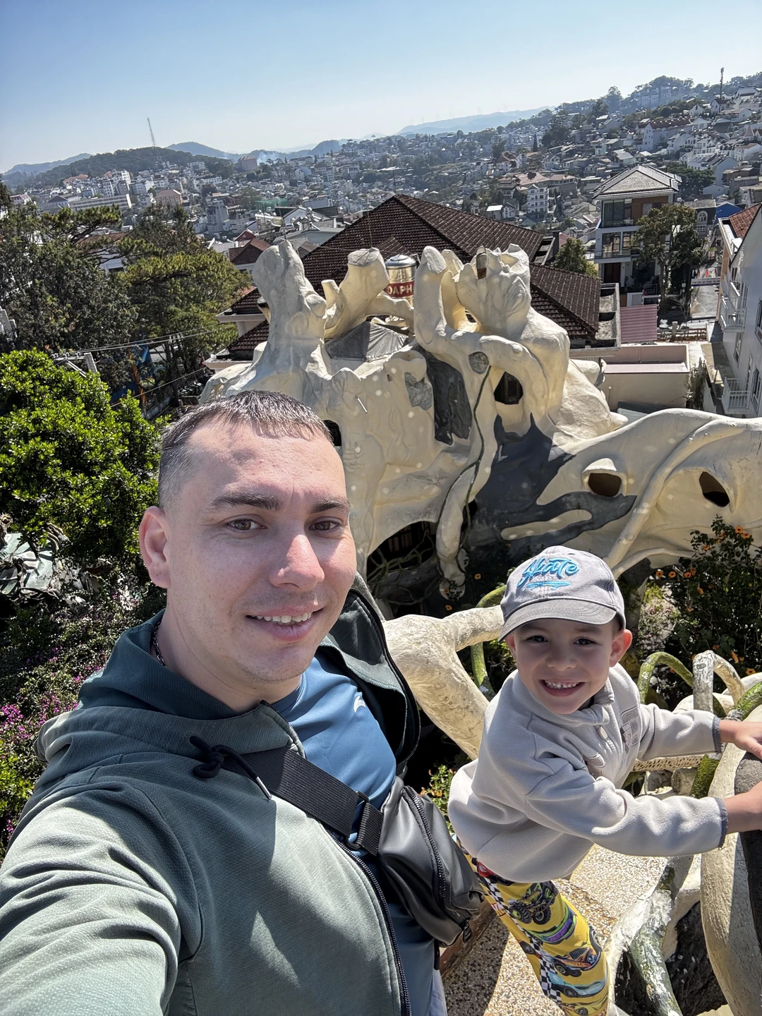 Отличная программа, гид постоянно контактировал с местными, чтобы подгадывать время, когда туристов меньше, по итогу во