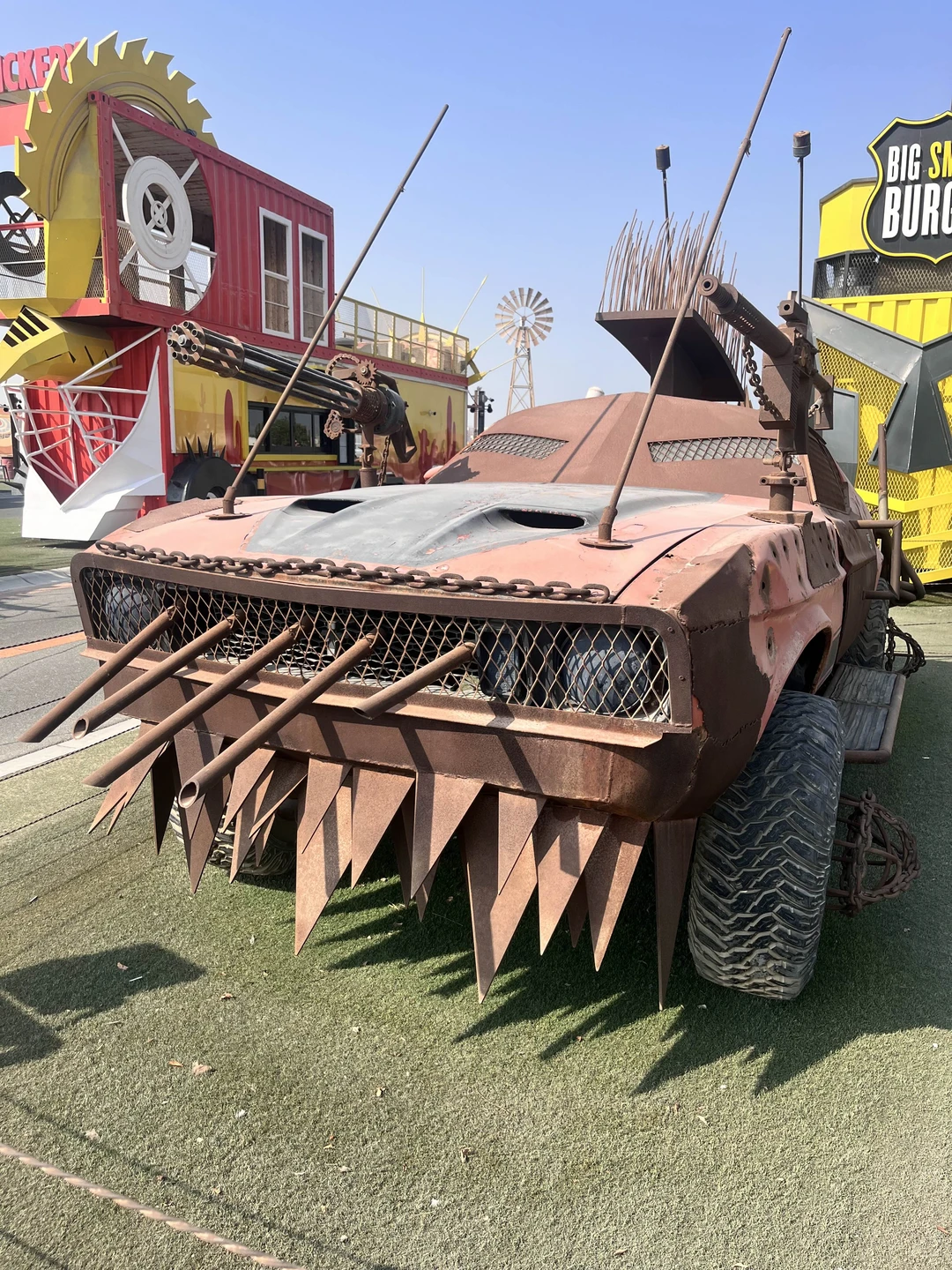 Наш гид Малик, чудесный молодой человек, очень профессионально и аккуратно вел машину и по пути рассказывал историю Эмират, отвечал на наши вопросы