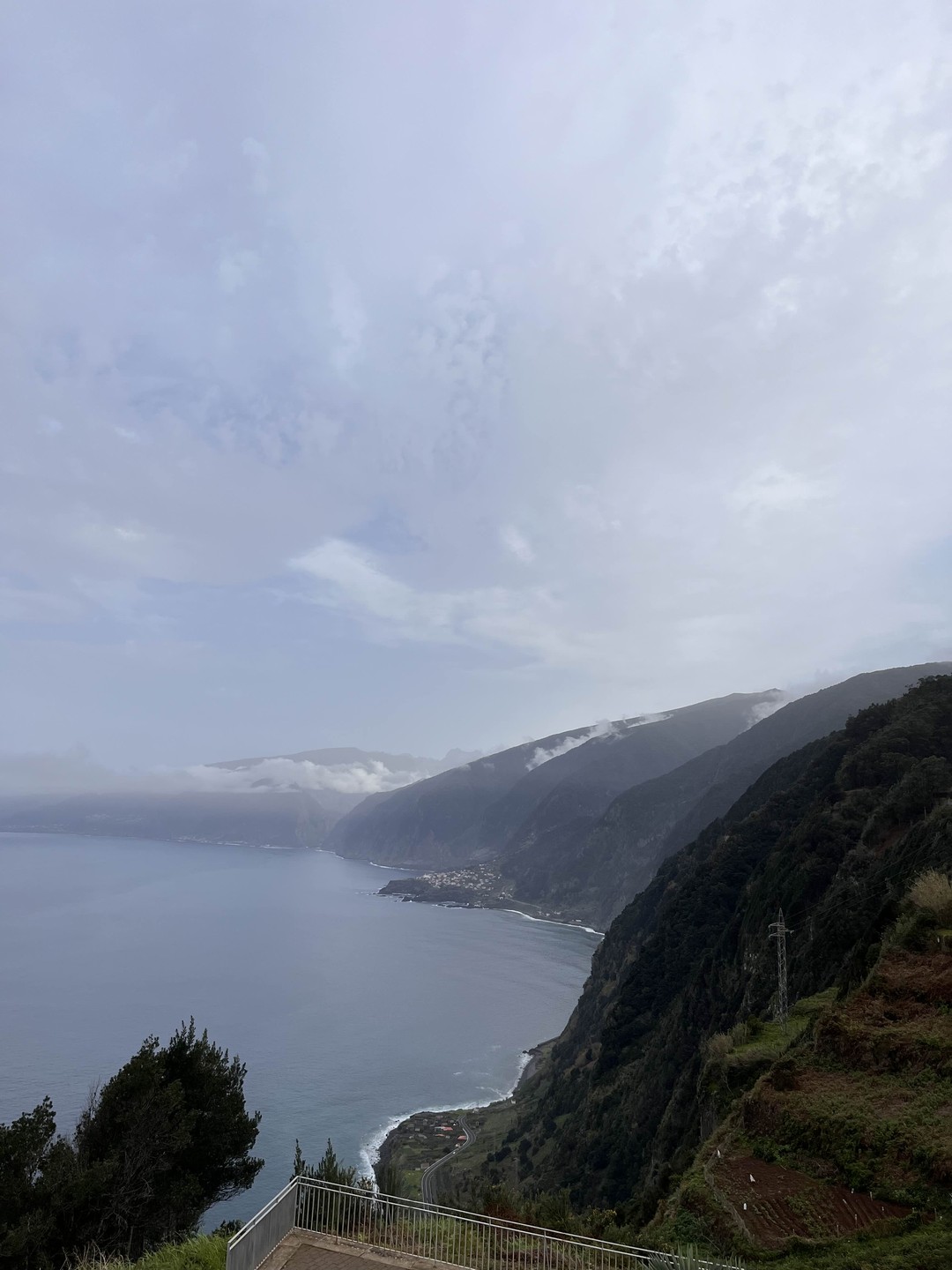 Мы увидели красивейшие пляжи, водопады, красоты Мадейры, старые дороги, купались в лавовых бассейнах, кушали вкусную еду.