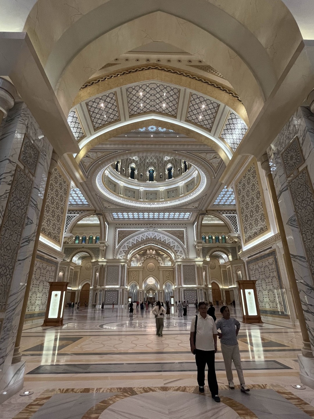 Замечательная работа гида числа а в Абу-Даби — всё было продумано, спокойно и очень корректно. Мы