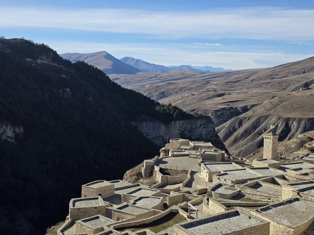 В экскурсоводы нам попал Муслим, смело берите с ним экскурсии. Помимо видов потрясающей чеченской природы вы