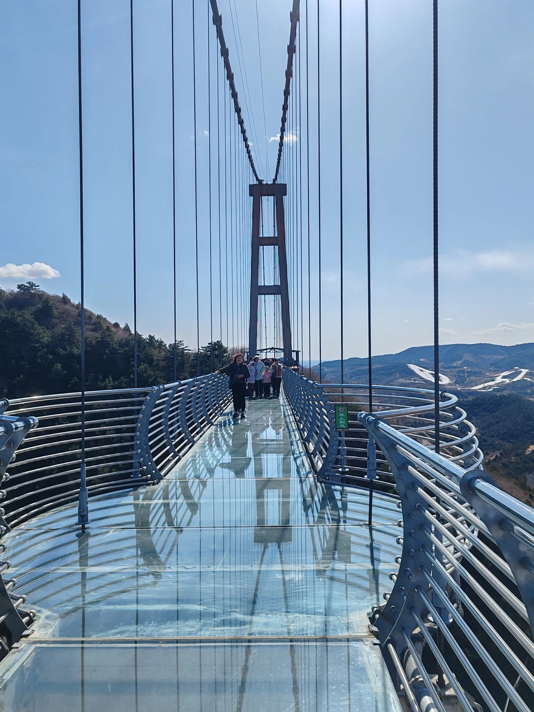 Большое спасибо Олегу за экскурсию на стеклянный мост. Быстро и комфортно доехали, познакомились с бытом жителей