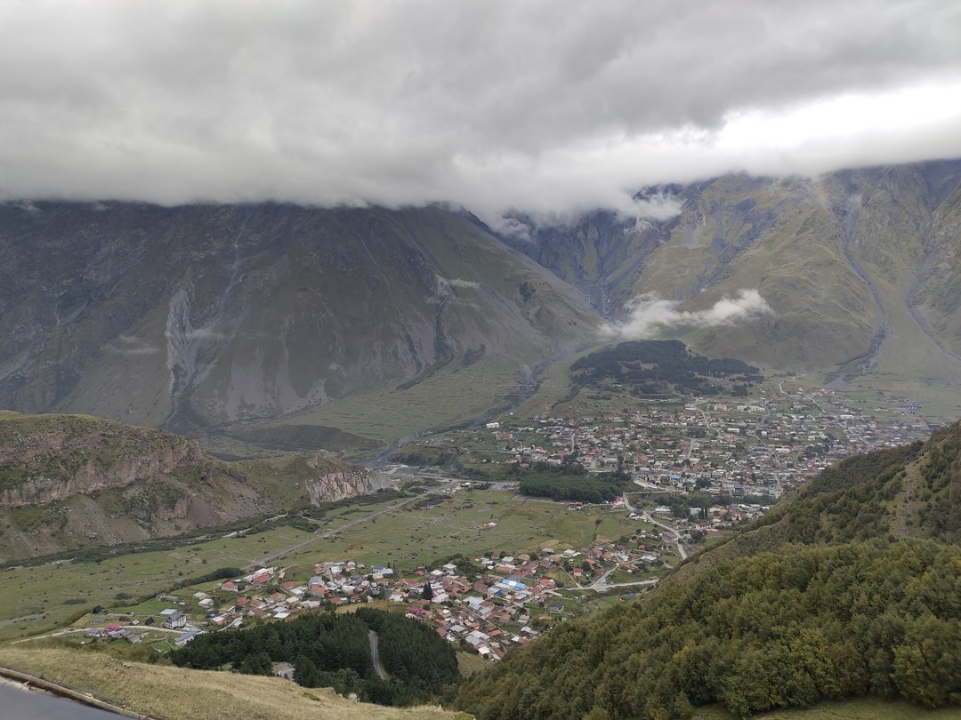 Посетили Жинвальское водохранилище, Арку Дружбы народов в Гудаури и собственно сами Казбеги. Виды везде были невероятные,