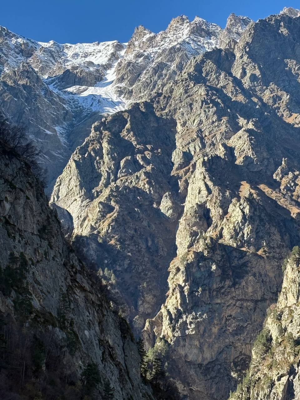 Хочу выразить особую благодарность гиду Георгию. Поездка была замечательная. Много интересной информации,исторических данных. Погода прекрасная, солнце