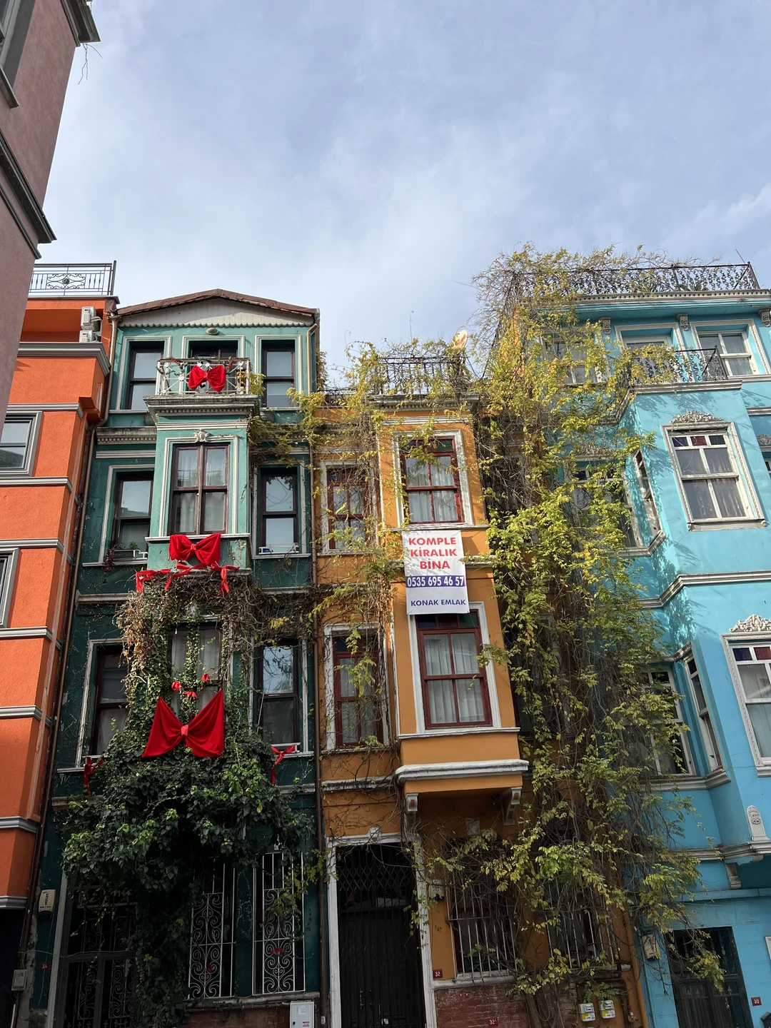 Прекрасная прогулка, интересные рассказы, красивые уголочки Балата, которые самим сложно найти, а куда-то и вовсе не попасть!