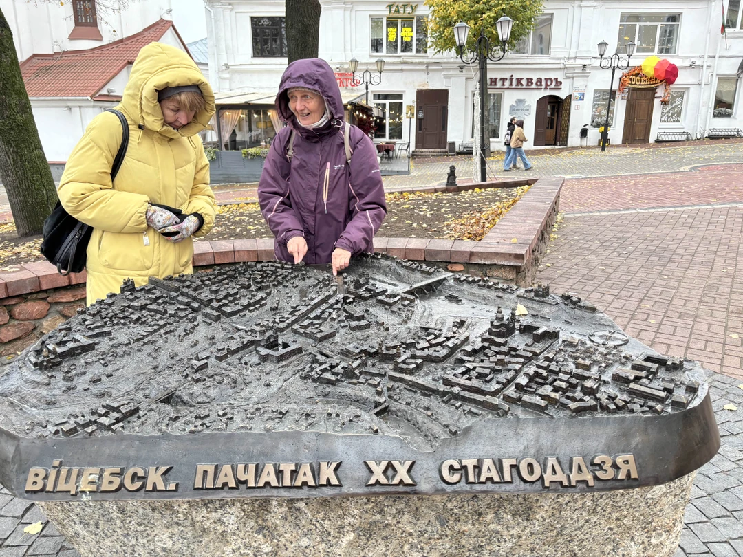 Как важно, в момент знакомства с новым местом, когда ты делаешь первые шаги по мостовым, заглядываешь