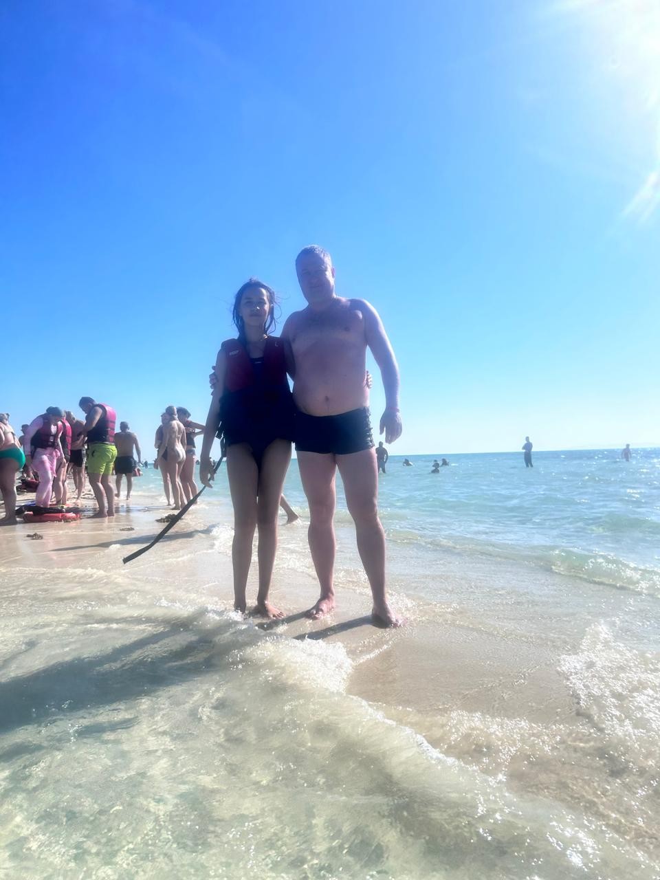 Все хорошо, яхта, море, солнце! Рифы - красивые, рыбок море! Белый остров-классно, круто выглядит, но добраться туда вплавь😁