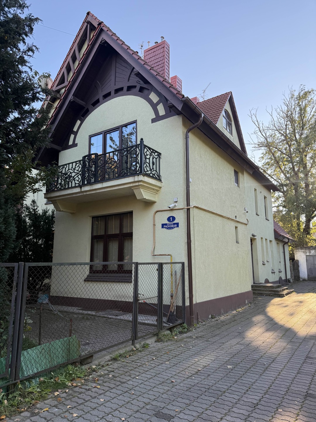 Очень понравилась неспешная прогулка с информативным рассказом. Елена рассказала нам о каждом доме и не только. Подойдет всем любознательным