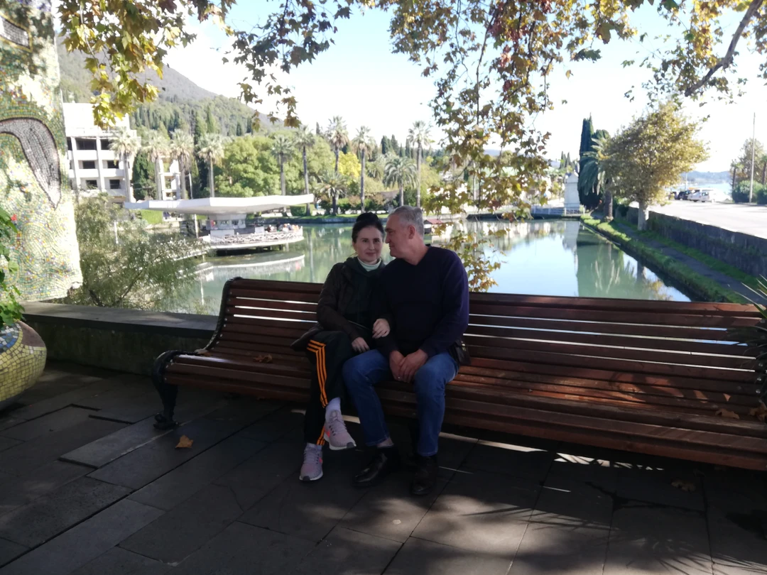 Мы ездили с Романом на экскурсию по христианским святыням Абхазии. Роман - замечательный рассказчик, объём его