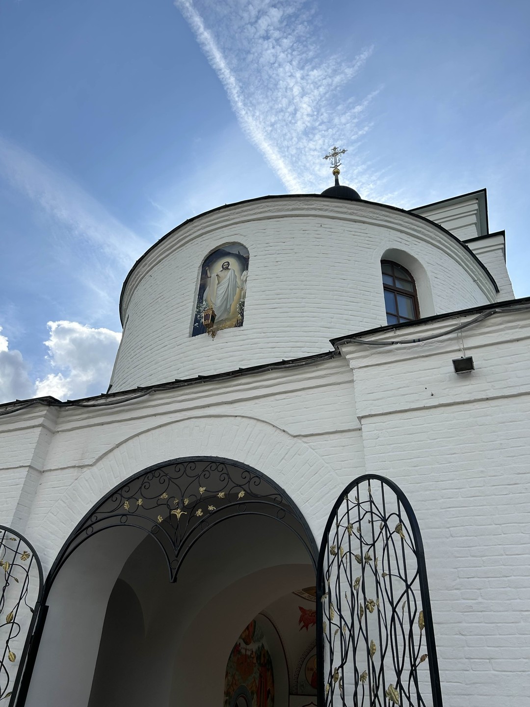 Интересно, даже если ты не православный, гид очень подробно и качественно рассказывает о городе и храмах, отличный водитель