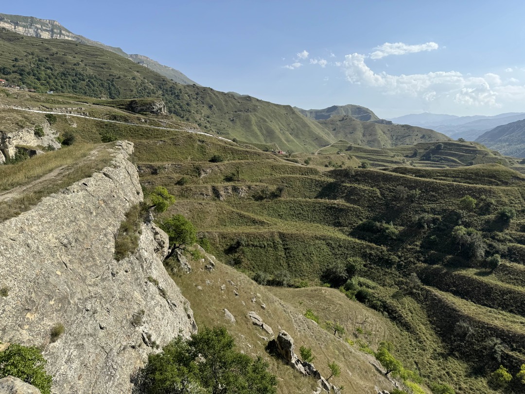 Добрый день! Гида звали Эльдар. Экскурсия получилась довольно насыщенной и интересной. Гид рассказал много интересных историй
